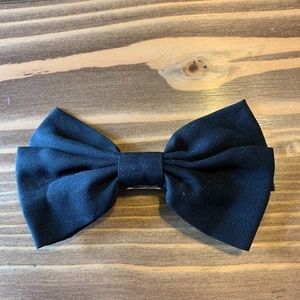 Black hair bow